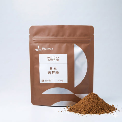 Teavoya 日本焙茶粉（無糖）100g 實拍：棕色包裝袋旁邊一堆焙茶粉，用於冰焙茶拿鐵